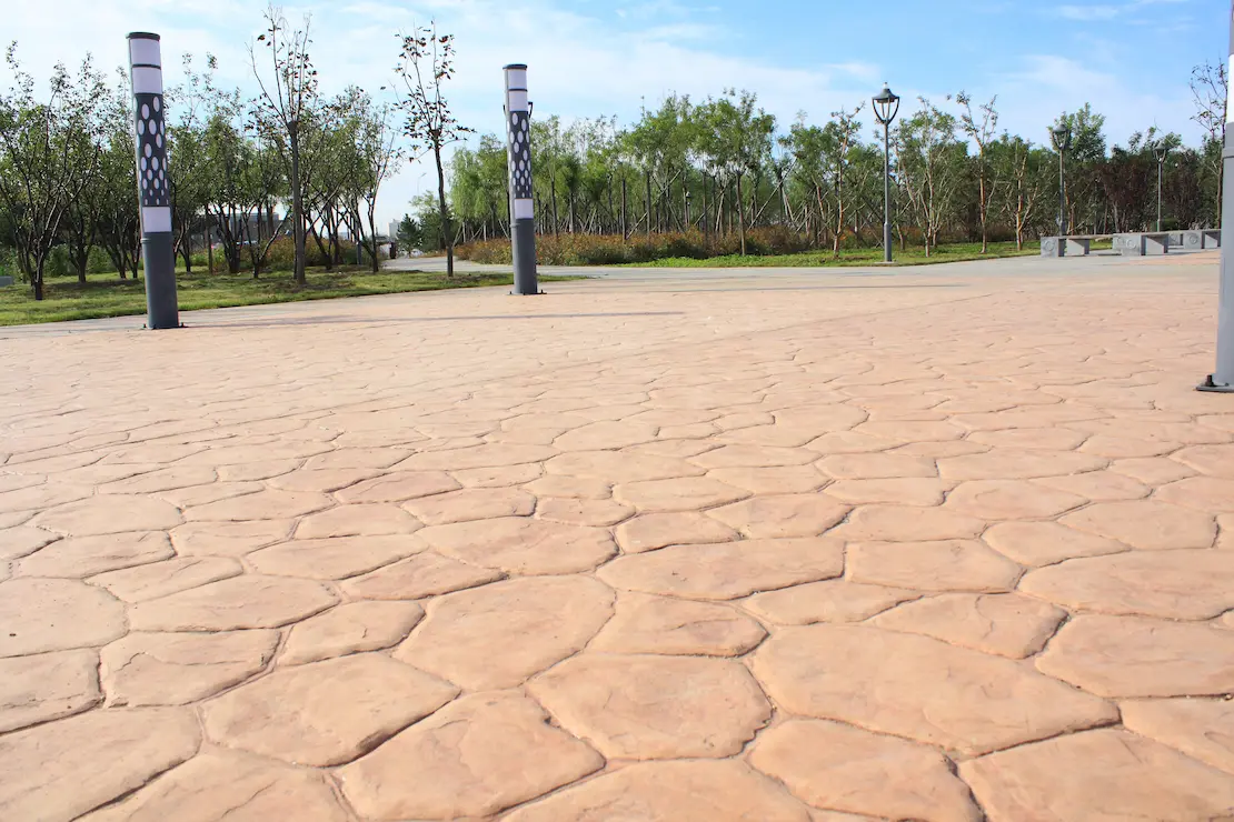 Zona de relax de una universidad con piso de hormigón estampado. Zona de relax de una universidad con piso de hormigón estampado.