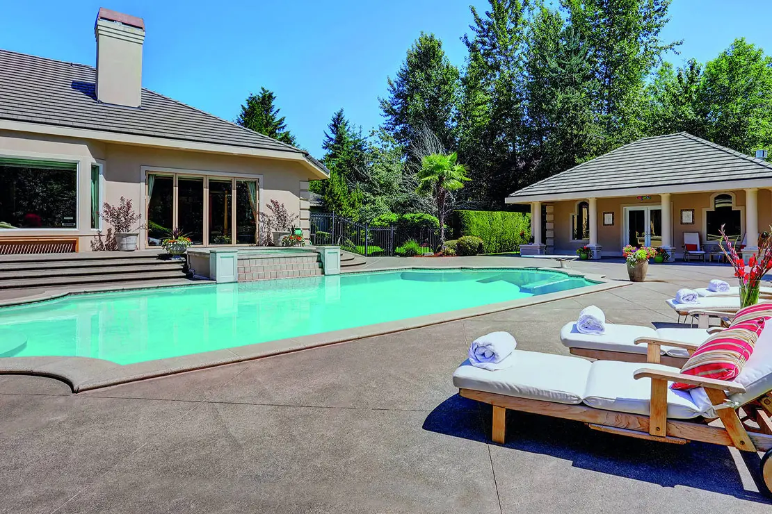 Propiedad con impresionante piscina pavimentada con hormigón impreso Propiedad con impresionante piscina pavimentada con hormigón impreso